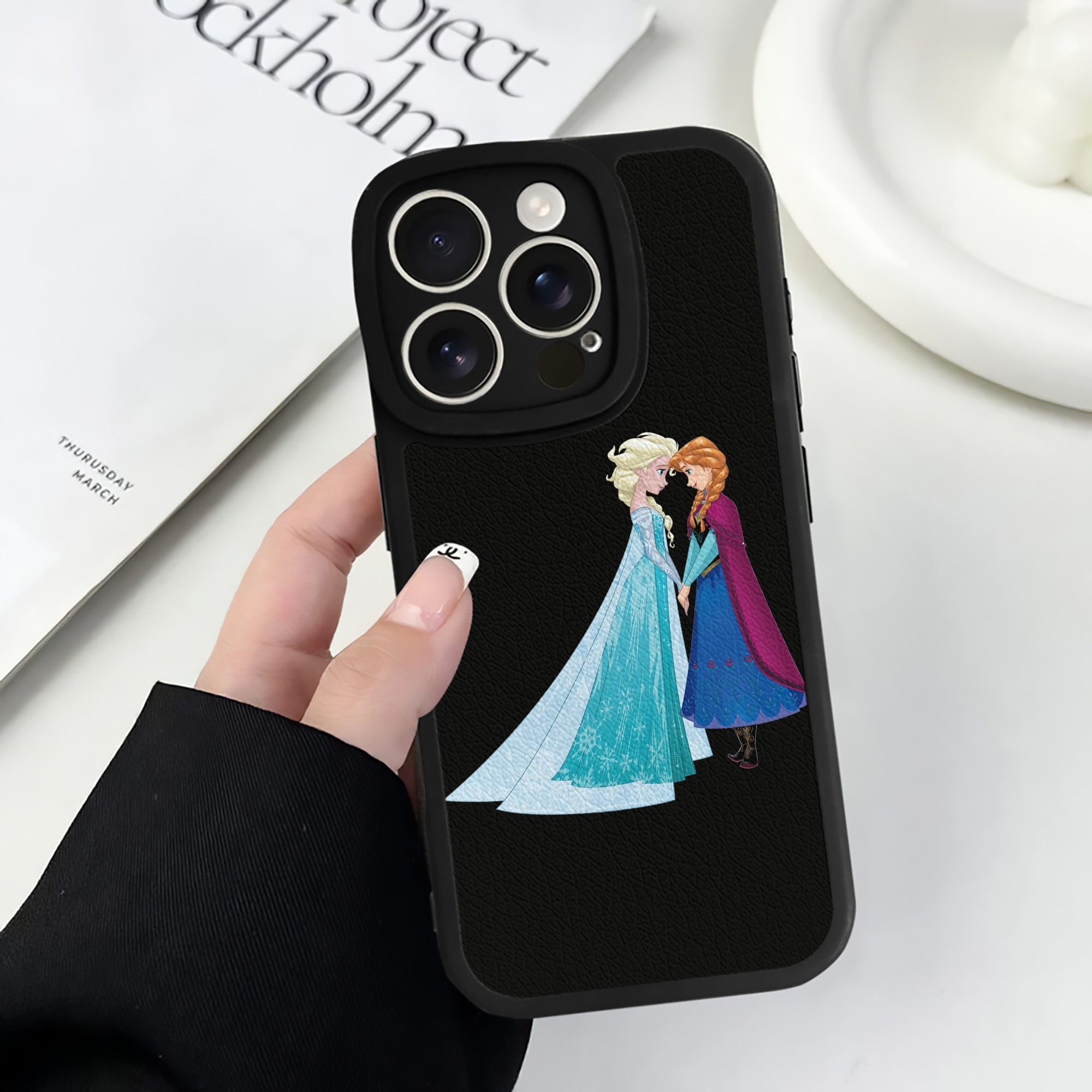 （画像用） アナと雪の女王 アンナ エルサ Frozen Anna Elsa 【iPhone 16シリーズ対応】シリコンスマホケース（レザー調） 材質：シリコン